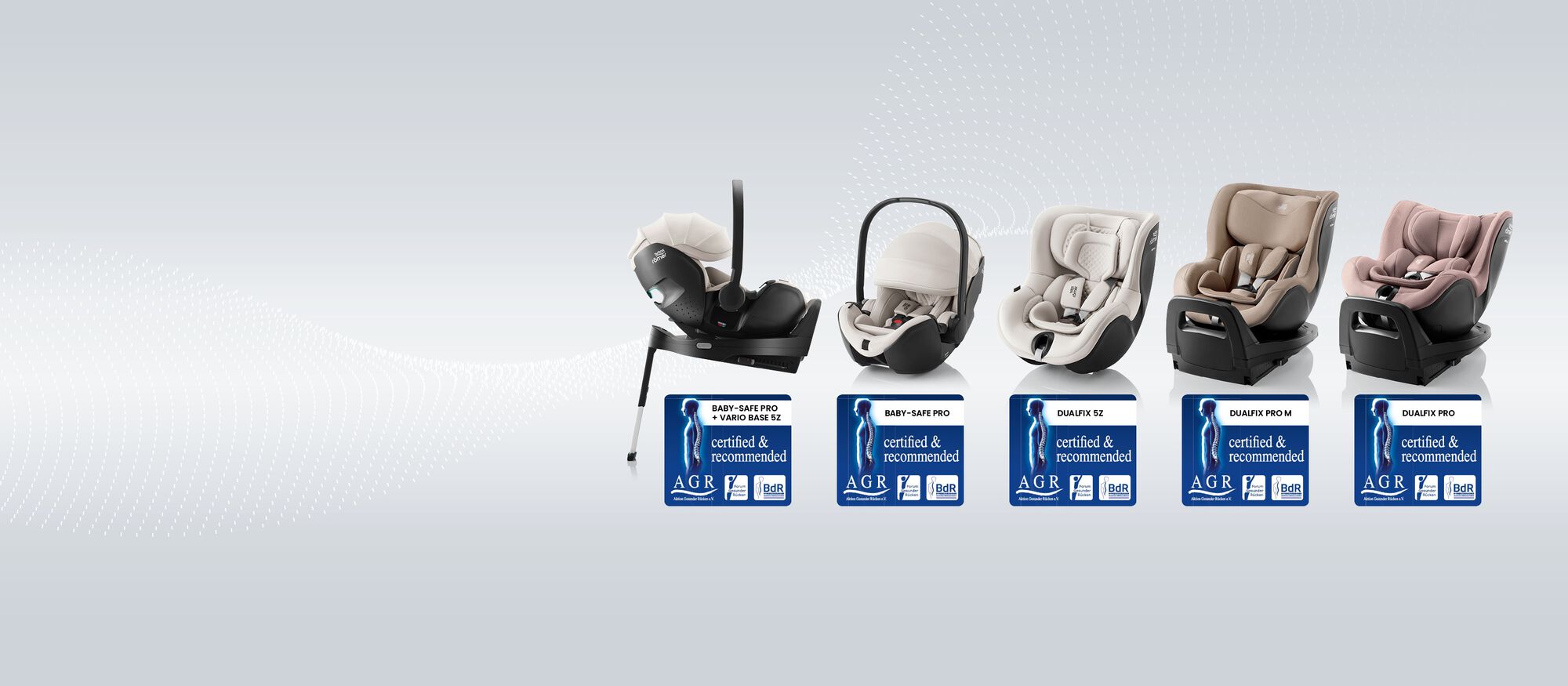 Seggiolini auto per neonati e bambini certificati da Aktion Gesunder R&uuml;cken e.V. (AGR), progettati secondo un&rsquo;ergonomia favorevole alla schiena, mostrati in pi&ugrave; modelli con il logo di certificazione AGR.
