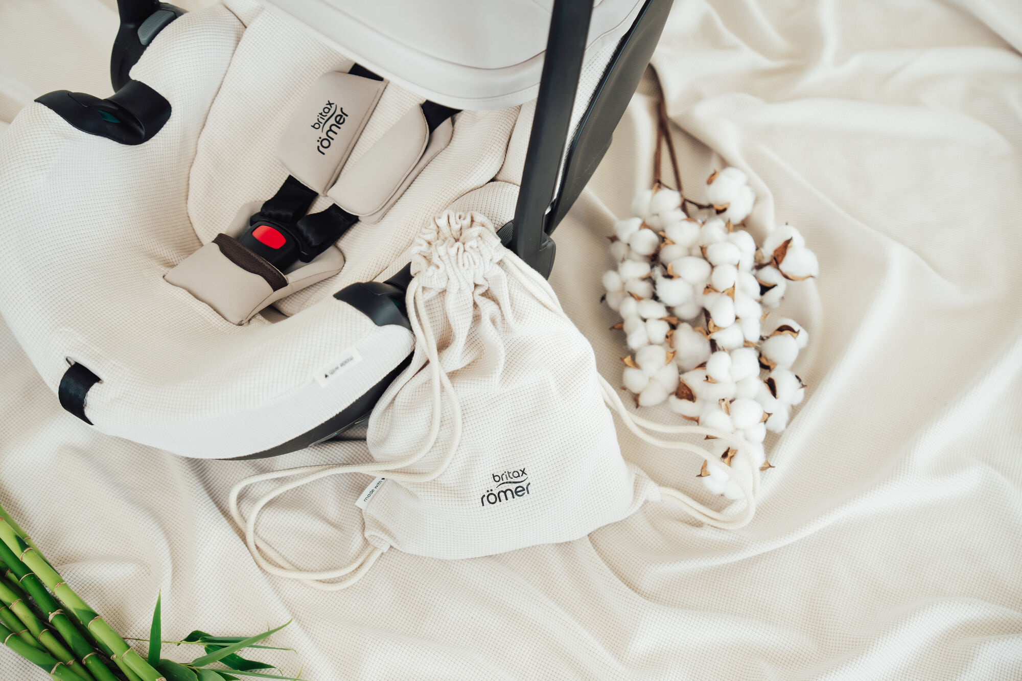 BABY-SAFE PRO summer cover on a baby car seat, featuring breathable fabric with a matching drawstring bag and soft cotton accents.